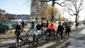 Fahrradfahrer während des Streiks in Paris