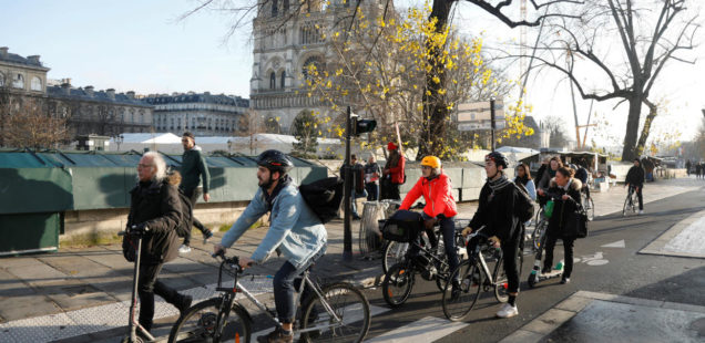 Fahrradfahrer während des Streiks in Paris