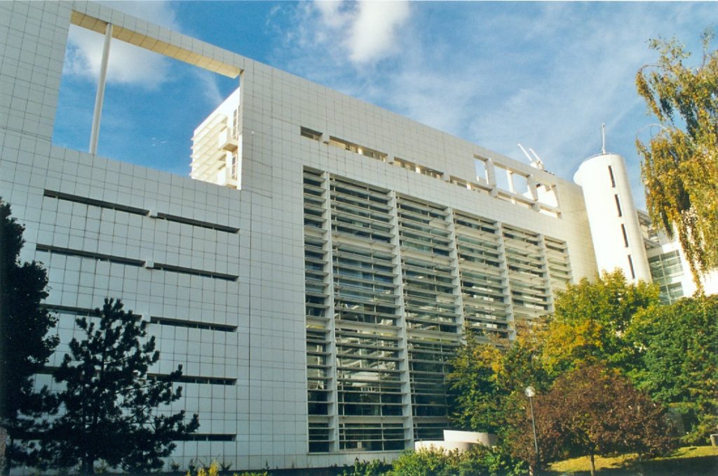 Canal+ in Paris - Frankreich Canal+ headquarters building in Paris, France – architectural exterior view © Christian Horn