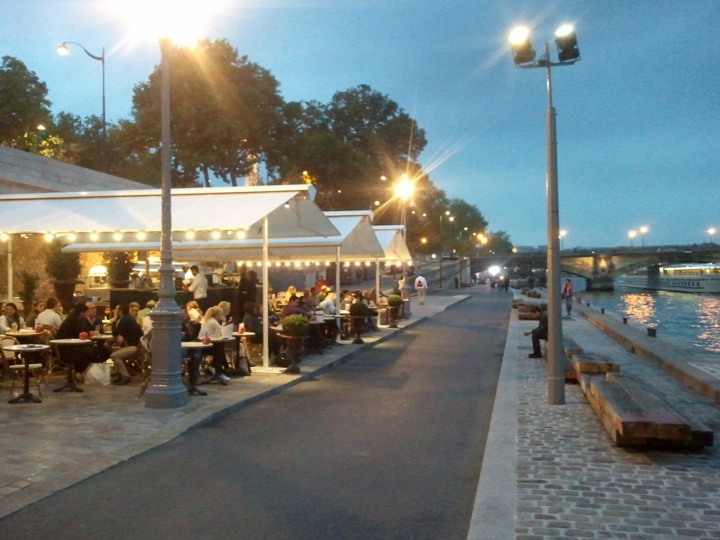 Umbau der Uferschnellstrassen in Paris - Frankreich Transformed left bank Seine expressway, Paris, France – pedestrian promenade along the river, 2015 © Christian Horn