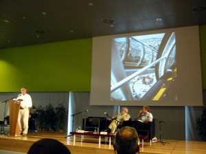 Richard Rogers bei der Präsentation des Centre Pompidou und seines öffentlichen Raumes