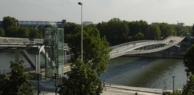 Overall view of the Passerelle Simone de Beauvoir spanning the Seine river, Paris, France © Jo Pesendorfer