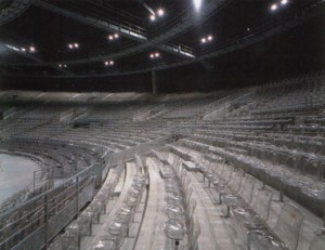 Die Zuschauerränge im Inneren des Konzertsaals