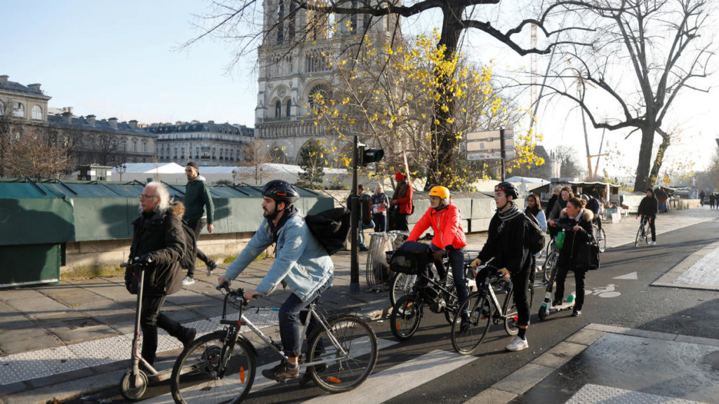 Mehr Fahrradfahrer in Paris Frankreich