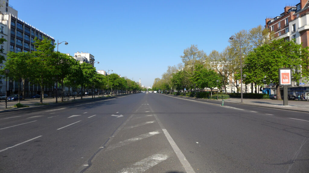 Paris, entschleunigt - Frankreich Cours de Vincennes in Paris – major boulevard transformed under the cycling and pedestrian urban policy, 2020
